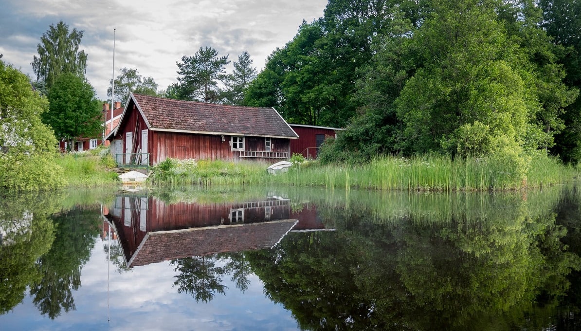 En Småland los lagos son tranquilos y oscuros.